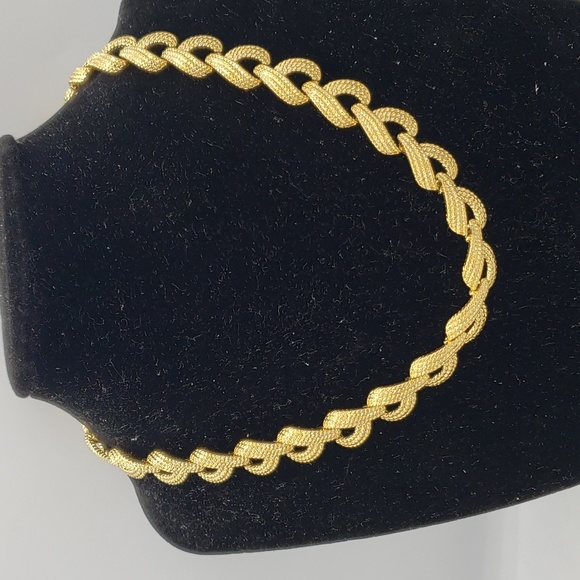 Vintage Napier Signed Gold Tone Chunky Textured Link Necklace - Picture 6 of 12
